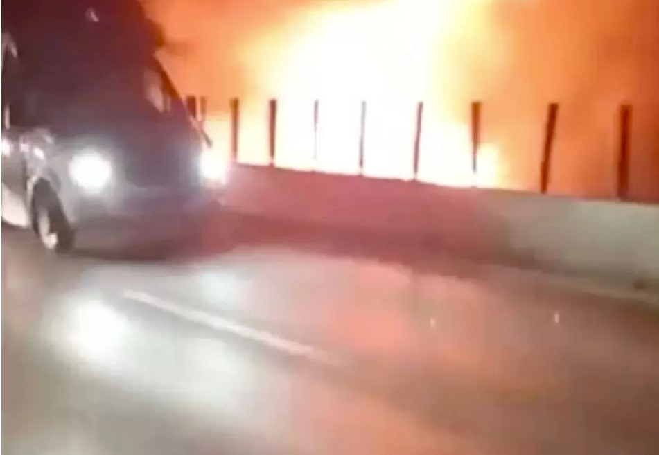 O autoutilitară de curierat a luat foc ieri seară pe Centura Bucureștiului