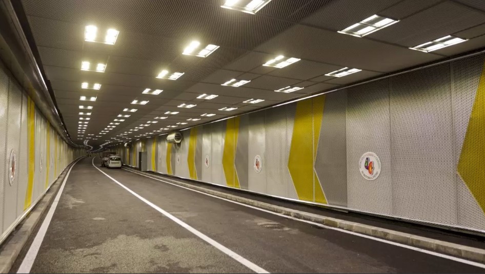 Prin tunelul rutier din Pasajul Unirii nu s-a circulat noaptea trecută, deoarece s-a oprit lumina