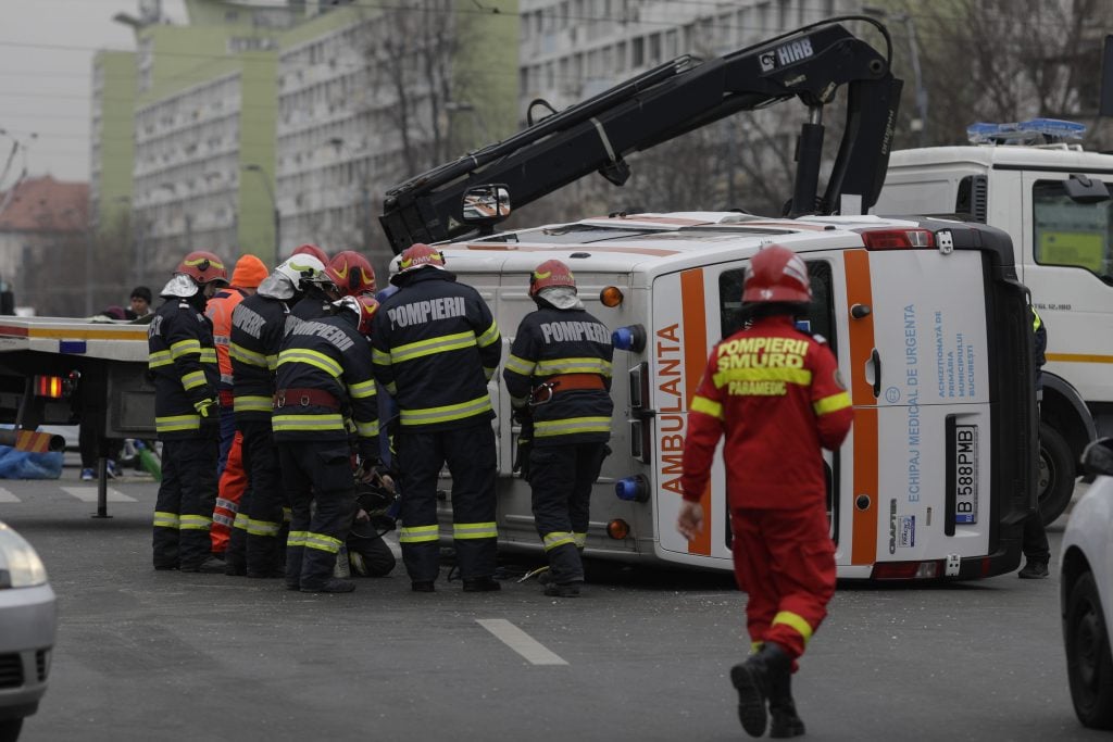 O ambulanță care transporta un pacient s-a răsturnat în centrul Bucureștiului după ce a fost lovită
