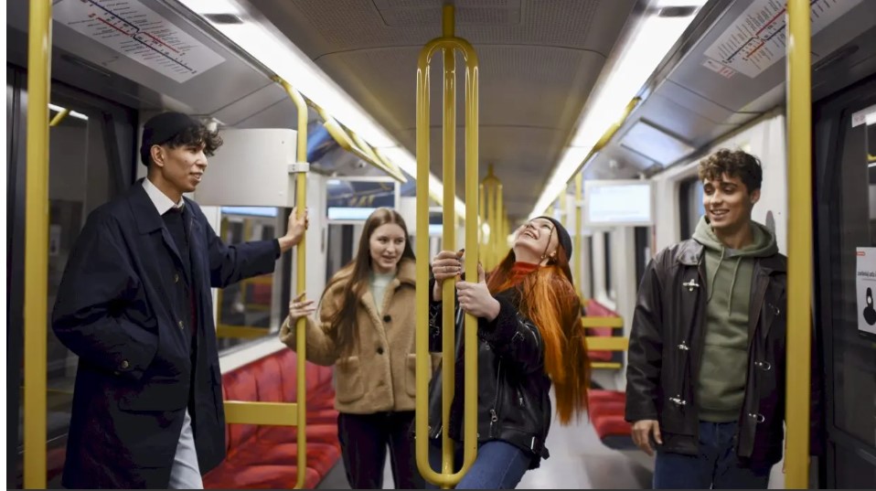 O bucureșteancă a fost agresată de un grup de tineri într-un tramvai din București