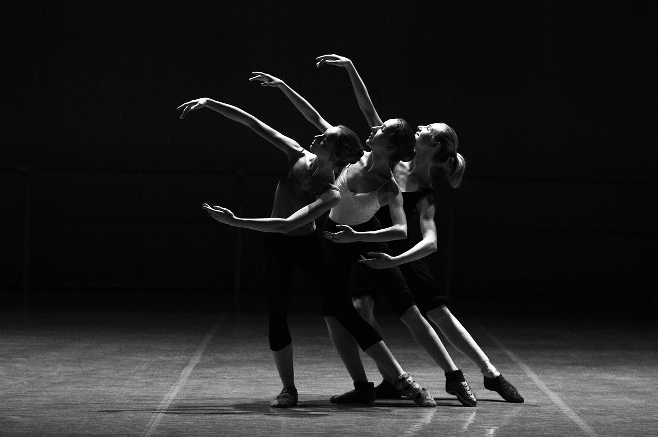 Descopera Beneficiile de a te Inscrie la o Scoala de Dans: Explorarea celor 5 Stiluri de Dans Populare