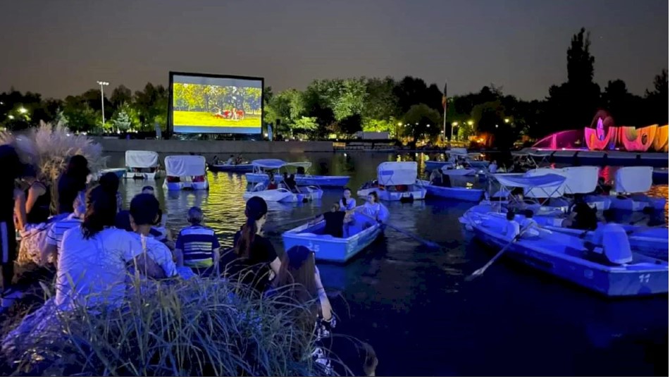 Până pe 20 august, oamenii care merg în Parcul Drumul Taberei pot vedea filme în timp ce se plimbă cu barca pe lac