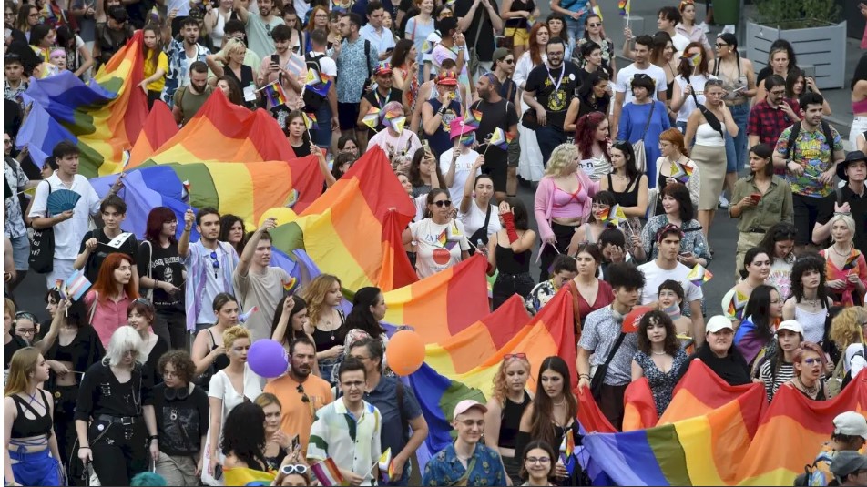 Record de participare sâmbătă la Bucharest Pride 2023. Peste 25.000 de persoane au luat la pas traseul Calea Victoriei – Bd. Națiunile Unite – Bd. Libertății – Parcul Izvor