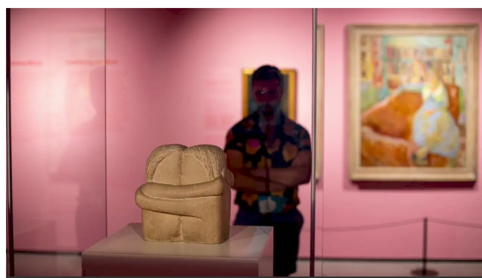 Celebra sculptură „Sărutul” realizată de Constantin Brâncuși, poate fi admirată de bucureșteni în cadrul expoziției Art Safari