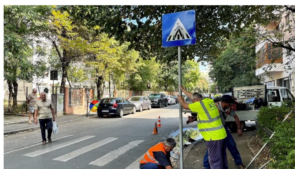 Echipele Administrației Străzilor au refăcut marcajelor rutiere din zonele unde se află școli, grădinițe și licee, în București